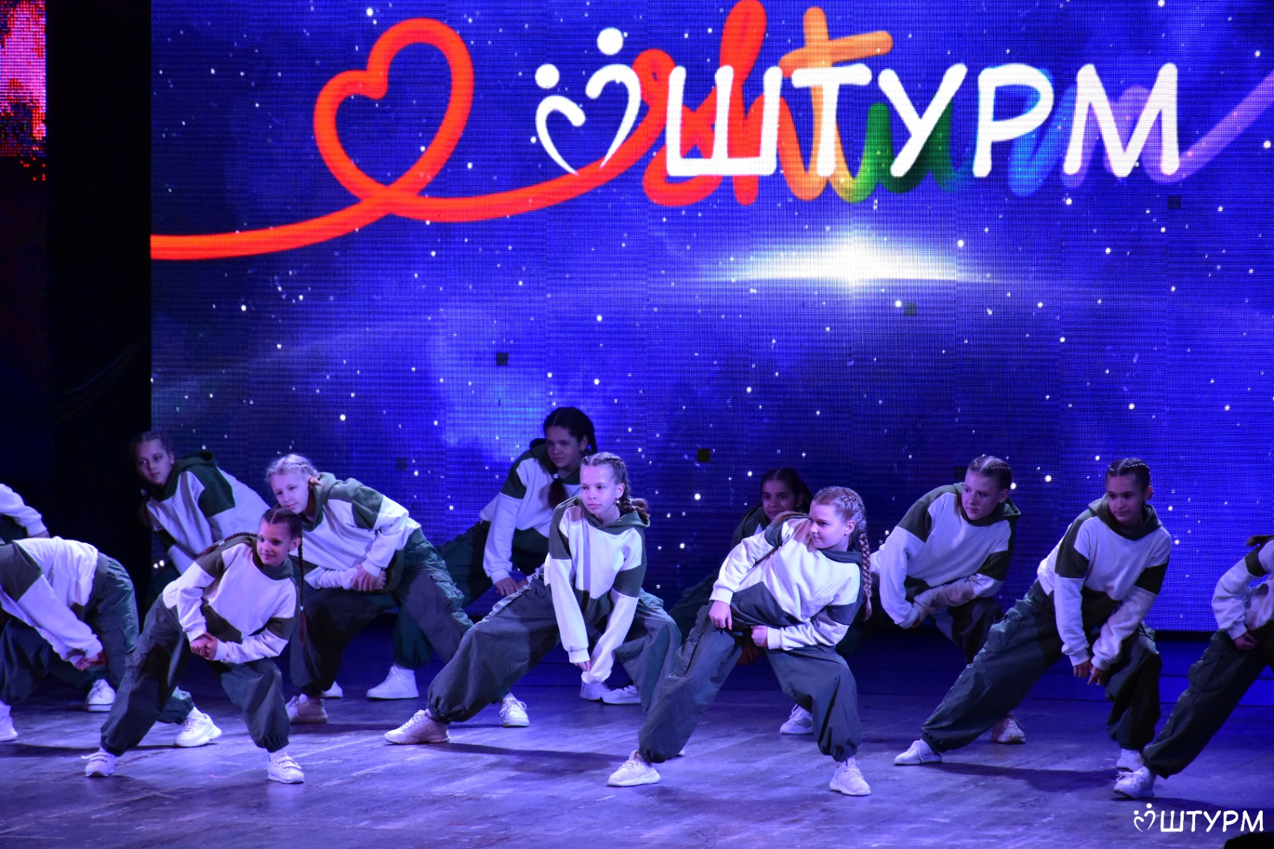 Танцювальний номер на головній сцені фестивалю